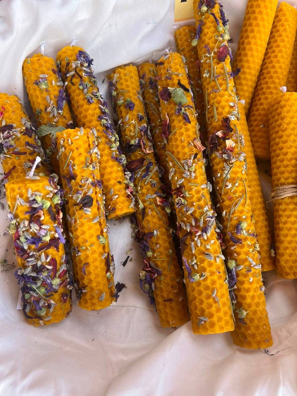 Velas de cera de abeja con flores secas