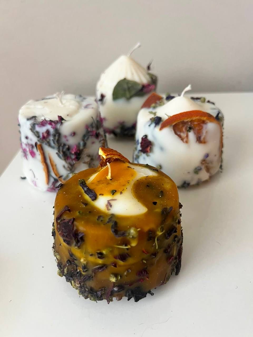 Velas con flores secas y naranja