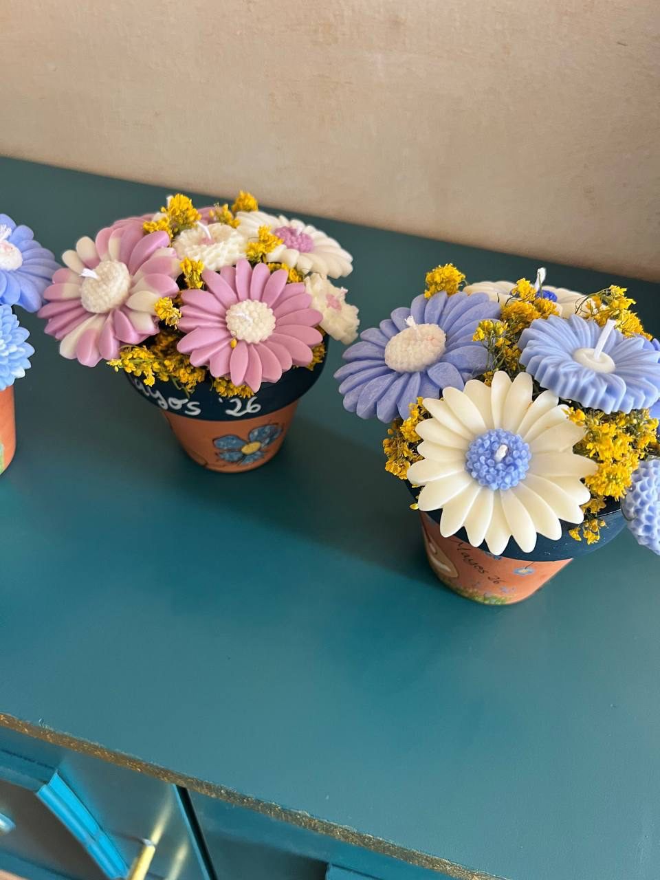 Centro de flores en maceta pintada a mano