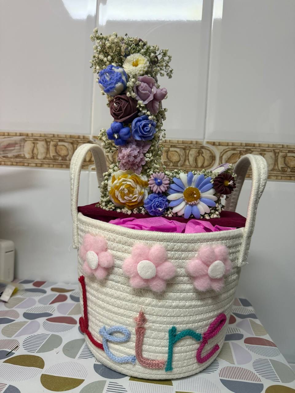 Cesta personalizada con flores de cera